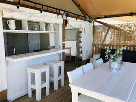 Bar gedeelte van de Seaview tent bij Villa Alwin Beach Resort