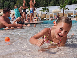 Heerlijk genieten in het verwarmde zwembad vooral voor kleinere kinderen bij Villa Alwin Beach Resort