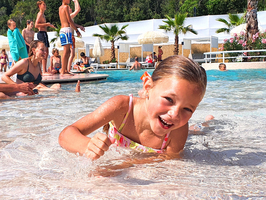 Heerlijk genieten in het verwarmde zwembad van Villa Alwin Beach Resort