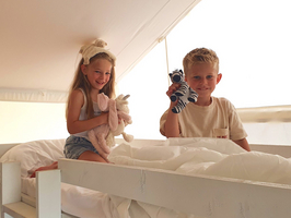 Luxe Tent Gold Beach : Kinderkamer met stapelbed en een 1 persoonsbed