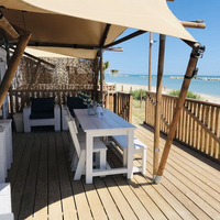 Luxe Tent Silver Seaview : De ruime veranda met eettafel en lekker zitje met zeezicht