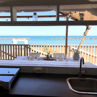 Luxe Tent Silver Seaview : Uitzicht vanaf de keuken met zeezicht 