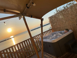 Luxe Tent Diamond Seaview : Lekker genieten in de spa op de veranda 