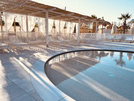 Villa Alwin Beach Resort Zwembad : Lekker schaduw onder de veranda 
