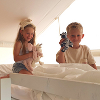 Luxe Tent Silver Village + : Kinderkamer met stapelbed en een 1 persoonsbed