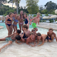 Villa Alwin Beach Resort Zwembad : Oudere jongeren in het zwembad