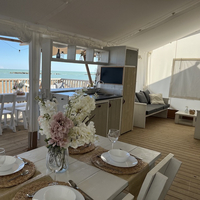 Luxe Tent Diamond Seaview : Binnen inrichting eettafel met louncheset