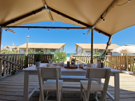 Luxe Tent Silver Beach : Eettafel op de veranda