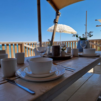 Luxe Tent Silver Seaview : Heerlijk ontbijten aan de eettafel op de veranda met zeezicht