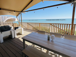 Luxe Tent Gold Seaview : Eettafel en loungeset op de veranda