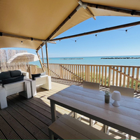 Luxe Tent Gold Seaview : Eettafel en loungeset op de veranda