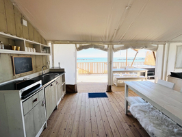 Luxe Tent Gold Seaview : keuken met zeezicht