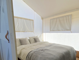 De slaapkamer in de Seaview tent bij Villa Alwin Beach Resort