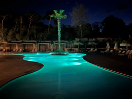 Villa Alwin Beach Resort Zwembad : Zwembad mooi verlicht