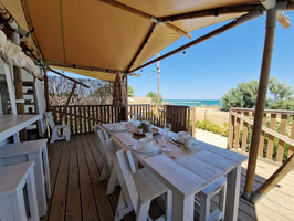 Luxe Tent Diamond + : Lekker buiten eten op de veranda 