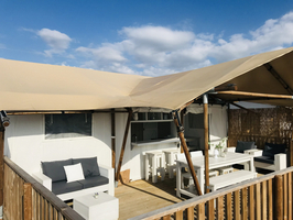 Vooraanzicht van de Glampingtent van Villa Alwin Beach Resort