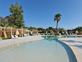Villa Alwin Beach Resort Zwembad : Zwembad met softwalk in het ondiepe gedeelte