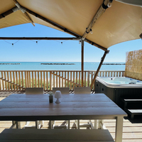 Luxe Tent Gold Seaview : veranda met spa en zeezicht