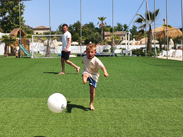 Het voetbalveld bij Villa Alwin Beach Resort