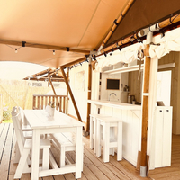 Luxe Tent Silver Village + : Tafel op de veranda bij de Bar