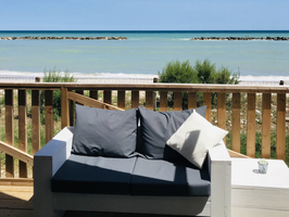 Lekker chillen vanaf de veranda met zeezicht bij Villa Alwin Beach Resort