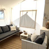 Luxe Tent Diamond Beach : zit-gedeelte,3 persoonsbank en stoel 